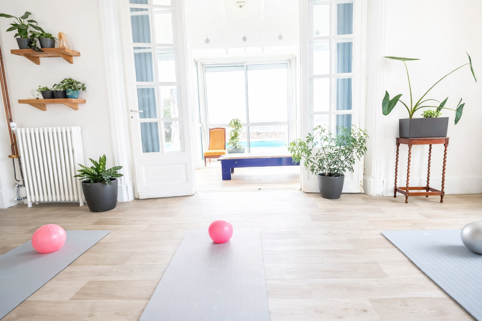 Intérieur du studio Mon Pilates à Larmor-Plage avec vue sur la mer